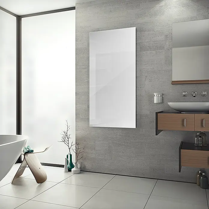Ximax Infrarot-Glasheizkörper60 x 60 cm, 400 W, Weiß - Ein modernes Badezimmer mit einem stilvollen, weißen Heizkörper an der Wand, der für Wärme und Design sorgt.