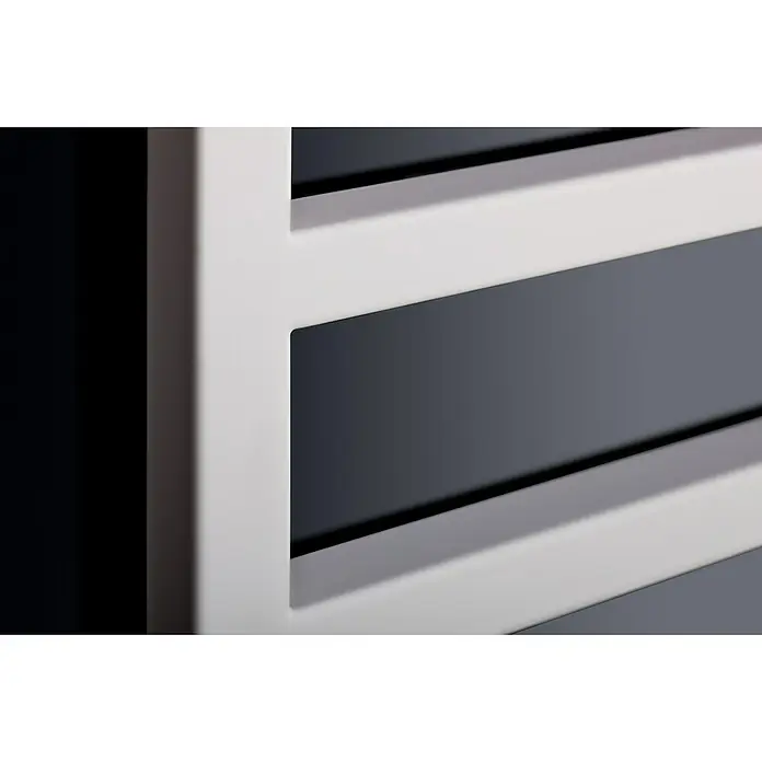 Ximax Badheizkörper Pure - B x H: 500 x 870 mm, Wärmeleistung bei Vorlauftemperatur von 75 °C (D: 50): 350 W, Weiß - Nahaufnahme eines modernen, weißen Heizkörpers mit horizontalen Lamellen und grauem Hintergrund, der ein minimalistisches Design zeigt.