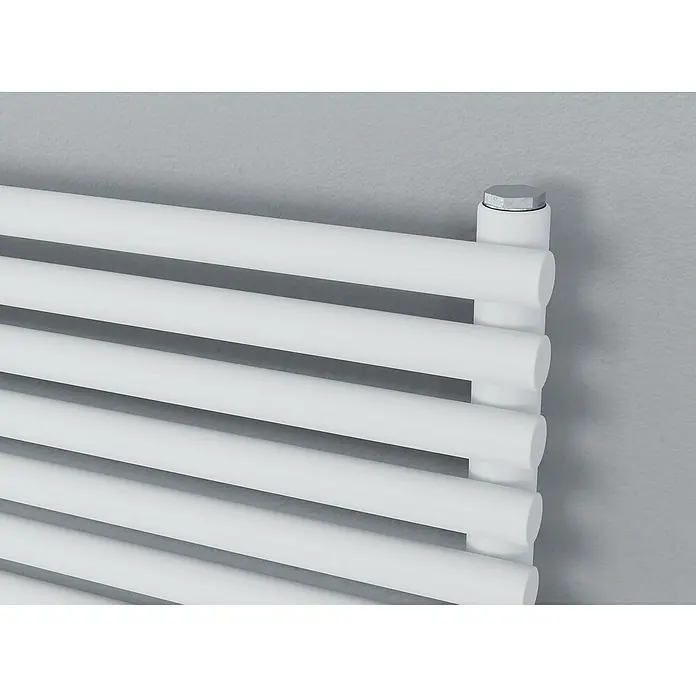 Ximax Raumheizkörper Gamba Slim - B x H: 1.200 x 610 mm, Wärmeleistung bei Vorlauftemperatur von 75 °C (D: 50): 825 W - Detailaufnahme eines weißen Handtuchwärmers an einer grauen Wand, der ein modernes und minimalistisches Design aufweist.