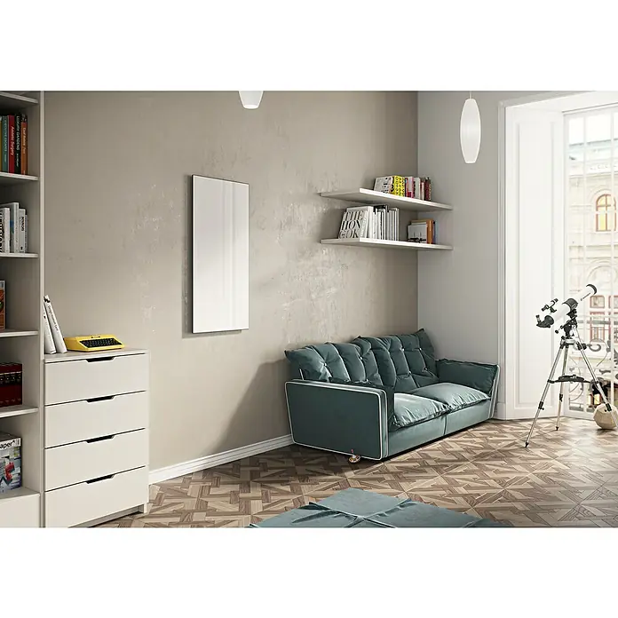 Ximax Infrarot-Glasheizkörper60 x 60 cm, 400 W, Weiß - Wohnzimmer mit blaugrünem Sofa, Bücherregal, Kommode, Spiegel und Teleskop. Stilvolles Interieur mit modernen Möbeln und hellen Farben.