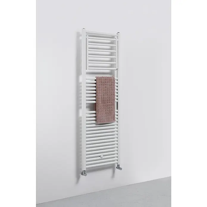 Ximax Badheizkörper Bianca - B x H: 500 x 1.209 mm, Wärmeleistung bei Vorlauftemperatur von 75 °C (D: 50): 559 W, Weiß - Ein weißer Heizkörper mit Handtuch. Der Heizkörper ist an einer Wand befestigt und es hängt ein gefaltetes, braunes Handtuch darauf.
