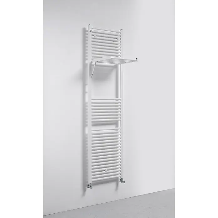 Ximax Badheizkörper Bianca - B x H: 500 x 1.209 mm, Wärmeleistung bei Vorlauftemperatur von 75 °C (D: 50): 559 W, Weiß - Weißer Badheizkörper mit Handtuchhalterung, montiert an einer weißen Wand. Stilvolles und funktionales Design für jedes Badezimmer.
