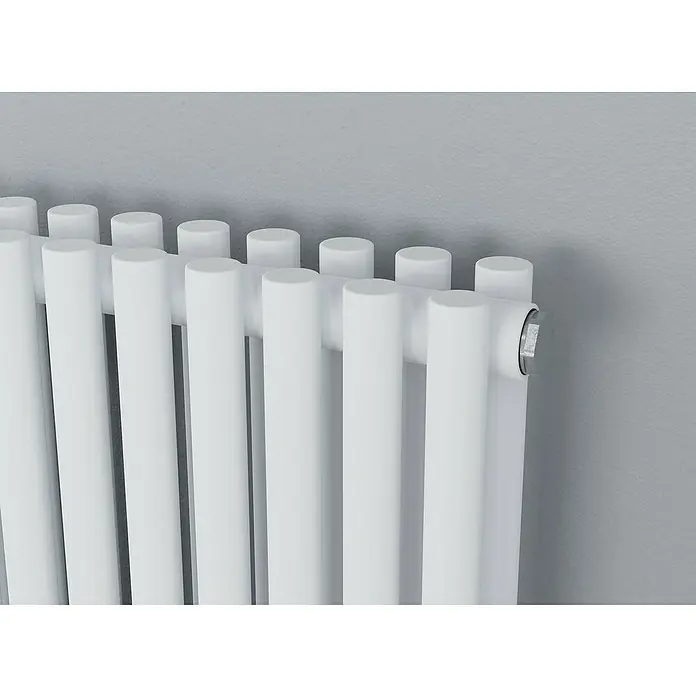 Ximax Raumheizkörper Gamba Slim Duplex - B x H: 505 x 1.800 mm, Wärmeleistung bei Vorlauftemperatur von 75 °C (D: 50): 1.424 W - Nahaufnahme eines weißen Heizkörpers mit vertikalen Rohren vor einer grauen Wand. Der Fokus liegt auf dem modernen Design des Heizkörpers.