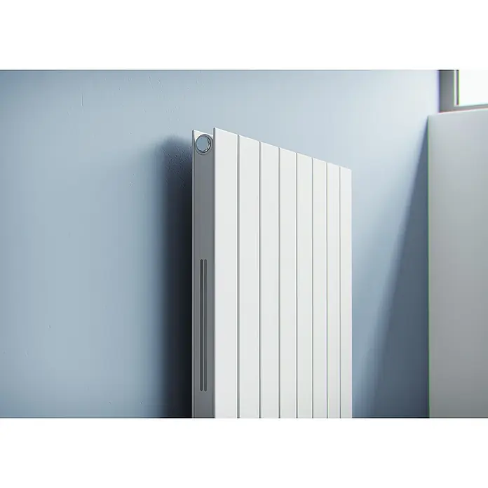 Ximax Raumheizkörper P1 Duplex Slimline Deluxe - B x H: 295 x 1.800 mm, Wärmeleistung bei Vorlauftemperatur von 75 °C (D: 50): 809 W - Nahaufnahme eines weißen Heizkörpers an einer blauen Wand, der ein modernes und stilvolles Design für die Raumheizung zeigt.