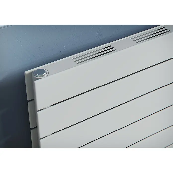 Ximax Raumheizkörper P1 Duplex Slimline Deluxe - B x H: 1.400 x 595 mm, Wärmeleistung bei Vorlauftemperatur von 75 °C (D: 50): 1.276 W - Nahaufnahme eines modernen, horizontalen Heizkörpers in Weiß, der an einer blau gestrichenen Wand montiert ist. Der Heizkörper hat ein schlankes Design.