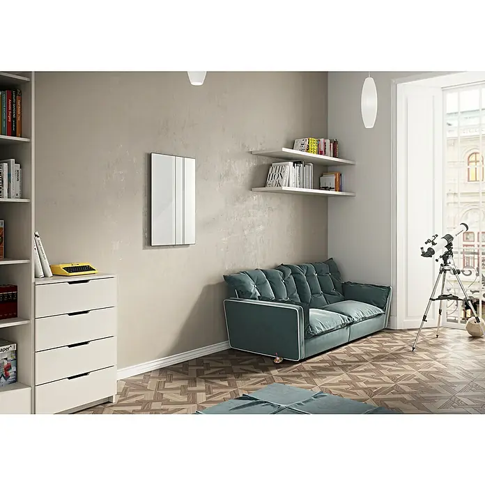 Ximax Infrarot-Spiegelheizkörper - 60 x 120 cm, 800 W, Weiß - Ein modernes Wohnzimmer mit einem blauen Sofa, Bücherregalen und einem weißen Schrank an der Wand.