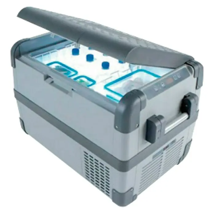 Nevera Waeco CFX35 - L x An x Al: 69,2 x 41,1 x 39,8 cm - Nevera portátil con tapa abierta, llena de botellas de agua y hielo. Ideal para llevar y enfriar bebidas.
