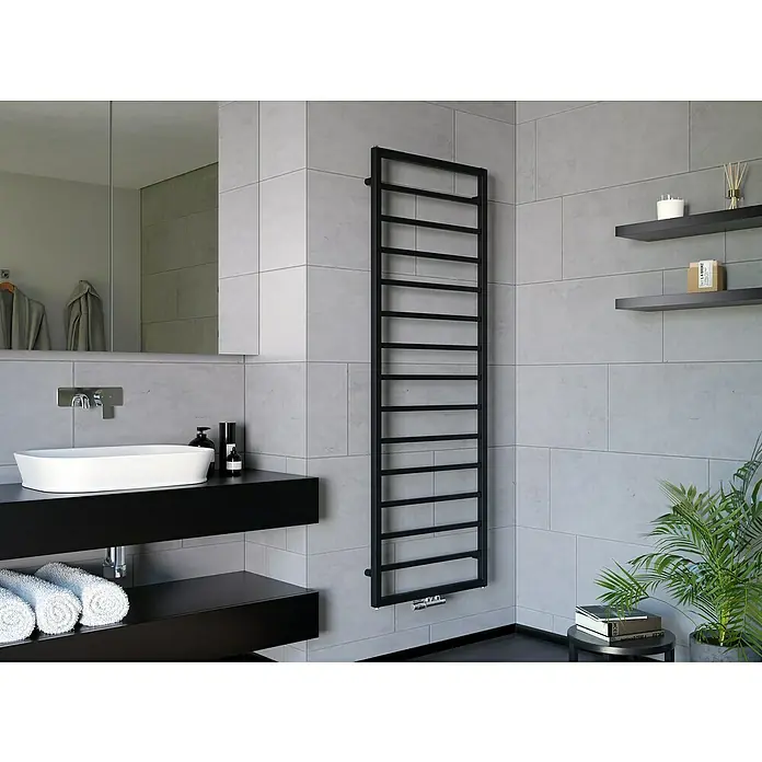 Ximax Badheizkörper Pure SlimB x H: 60 x 172 cm, Wärmeleistung bei Vorlauftemperatur von 75 °C (D: 50): 664 W, Schwarz - Ein modernes Badezimmer mit einem schwarzen Handtuchwärmer, einem weißen Waschbecken und schwebenden Regalen.