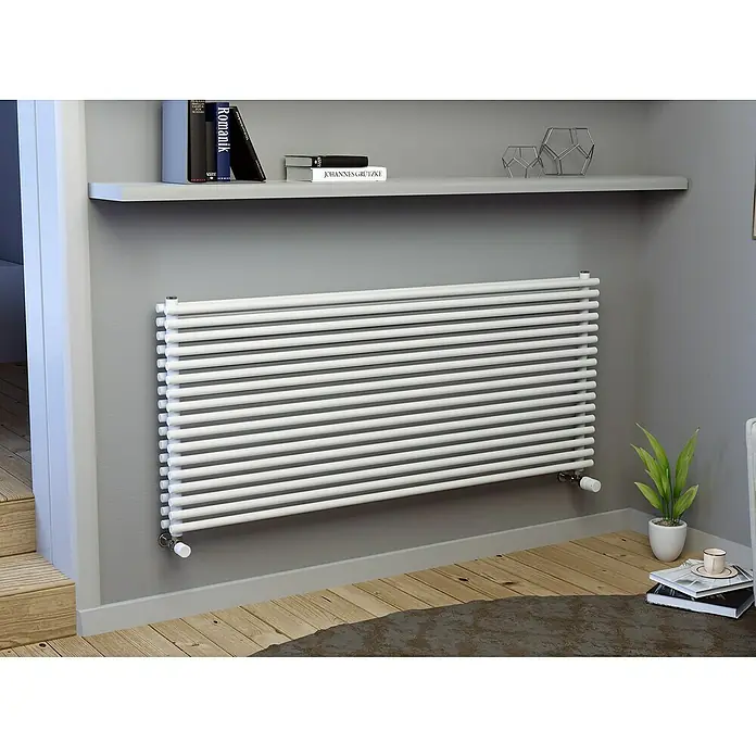 Ximax Raumheizkörper Gamba Slim Duplex - B x H: 1.000 x 610 mm, Wärmeleistung bei Vorlauftemperatur von 75 °C (D: 50): 1.075 W - Modernes Badezimmer mit einem weissen Heizkörper an der Wand. Daneben stehen Bücher, eine Pflanze und eine Tasse auf dem Boden.
