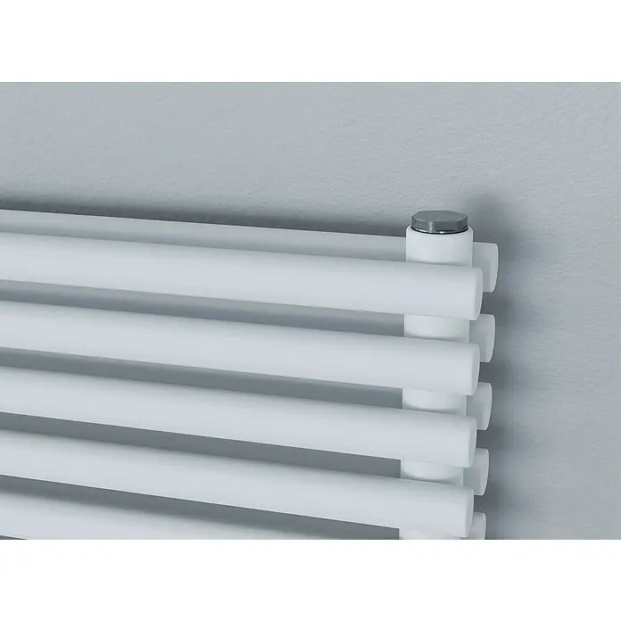 Ximax Raumheizkörper Gamba Slim Duplex - B x H: 1.000 x 610 mm, Wärmeleistung bei Vorlauftemperatur von 75 °C (D: 50): 1.075 W - Nahaufnahme eines weißen Handtuchwärmers an einer grauen Wand, der für ein modernes Badezimmerdesign sorgt.