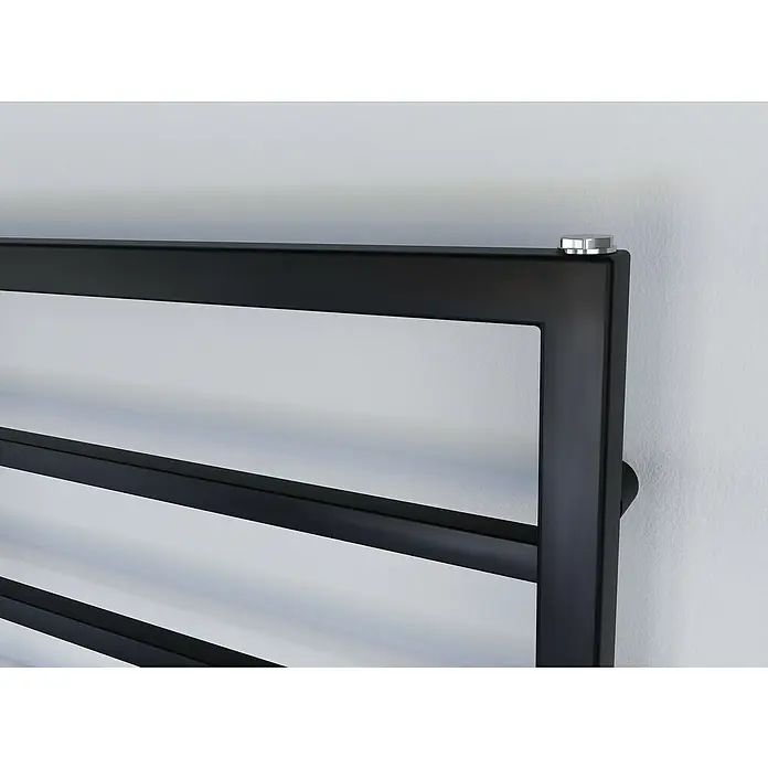 Ximax Badheizkörper Pure Slim - B x H: 600 x 1.120 mm, Wärmeleistung bei Vorlauftemperatur von 75 °C (D: 50): 445 W, Schwarz - Detailaufnahme eines modernen, schwarzen Handtuchwärmers mit klaren Linien und einem silbernen Abschluss, ideal für jedes Badezimmer.