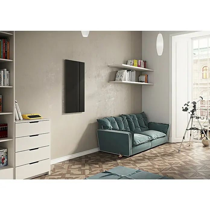 Ximax Infrarot-Glasheizkörper - 60 x 60 cm, 400 W, Schwarz - Ein modernes Wohnzimmer mit einem stilvollen schwarzen Heizkörper an der Wand, der Wärme und Eleganz in den Raum bringt.