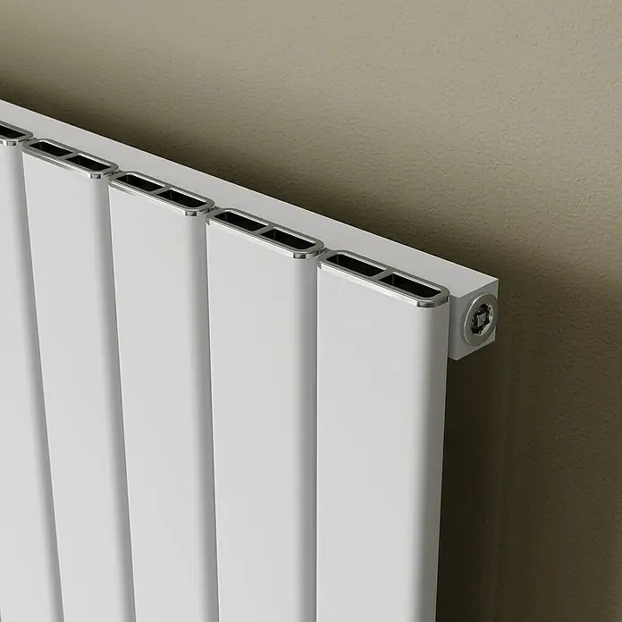 Ximax Designheizkörper Levis - B x H: 345 x 1.800 mm, Wärmeleistung bei Vorlauftemperatur von 75 °C (D: 50): 685 W, Weiß - Nahaufnahme eines weißen Heizkörpers mit silbernen Akzenten vor einer neutralen Wand.