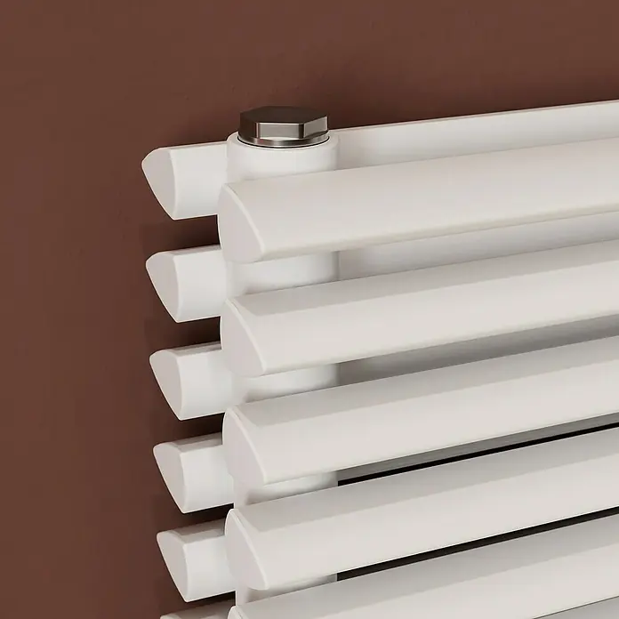 Ximax Raumheizkörper Triton Duplex - B x H: 1.400 x 600 mm, Wärmeleistung bei Vorlauftemperatur von 75 °C (D: 50): 1.872 W - Nahaufnahme eines weißen Heizkörpers mit einem silbernen Verschluss vor einem braunen Hintergrund.