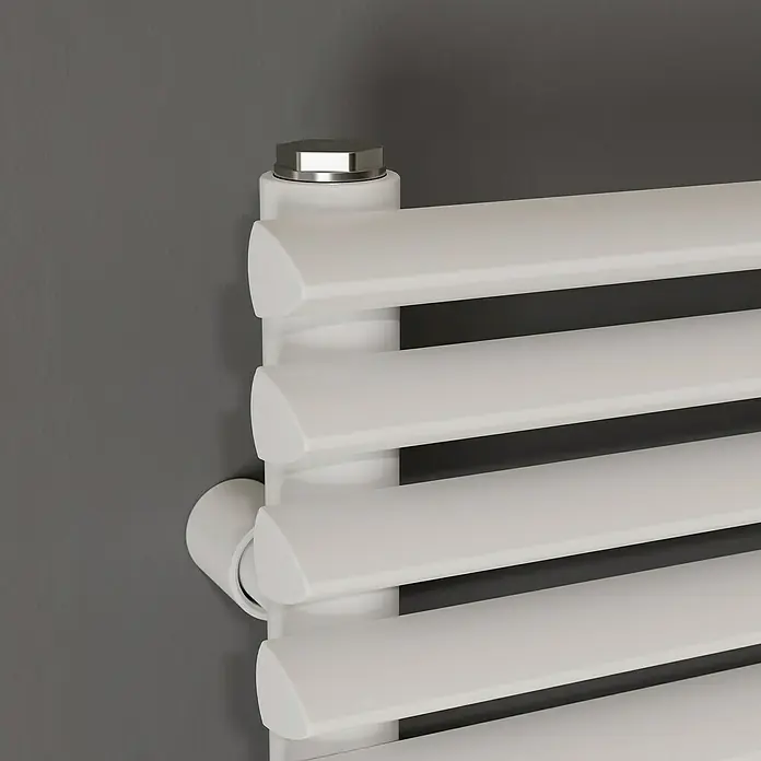Ximax Raumheizkörper Triton - B x H: 1.400 x 600 mm, Wärmeleistung bei Vorlauftemperatur von 75 °C (D: 50): 1.200 W - Nahaufnahme eines weißen Handtuchwärmers an einer grauen Wand, der ein modernes und stilvolles Badezimmeraccessoire zeigt.