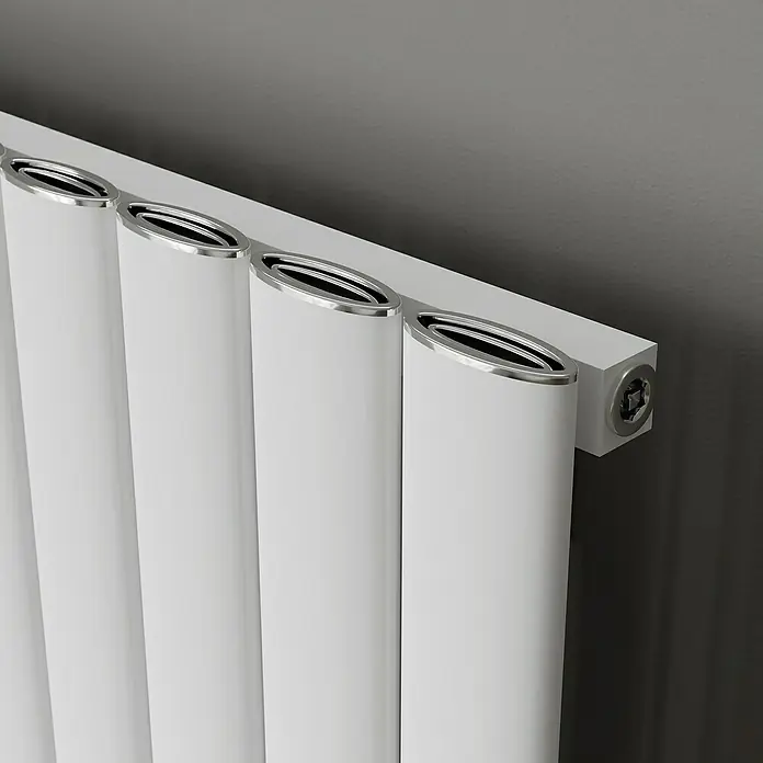 Ximax Designheizkörper Novus - B x H: 555 x 1.800 mm, Wärmeleistung bei Vorlauftemperatur von 75 °C (D: 50): 1.303 W, Weiß - Nahaufnahme eines weißen Heizkörpers mit silbernen Akzenten und modernem Design, der an einer grauen Wand montiert ist.