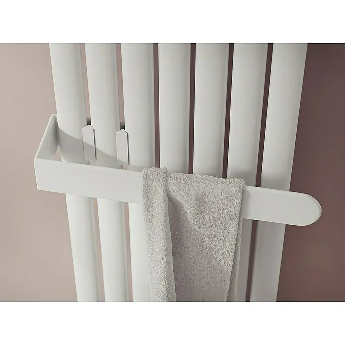 Ximax Heizkörper-HandtuchhalterBreite: 46,8 cm, Weiß - Handtuch hängt an einem stilvollen, modernen, weißen Heizkörper mit Handtuchhalter, der eine elegante Badezimmerausstattung ergänzt.