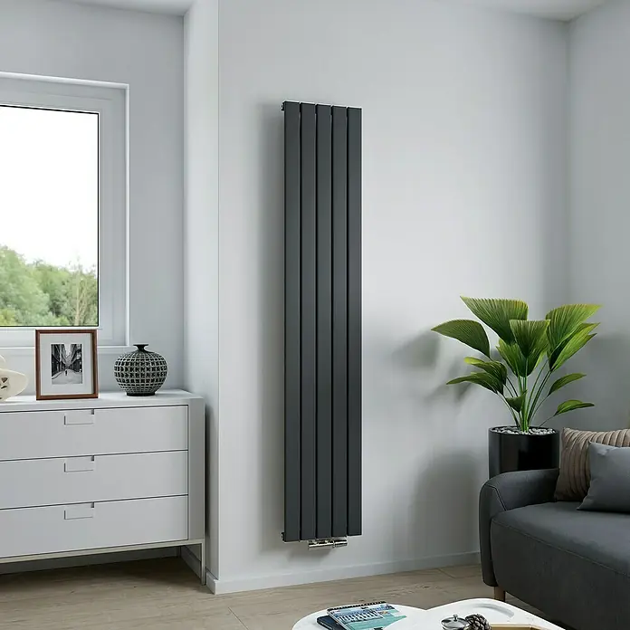 Ximax Designheizkörper Levis - B x H: 345 x 1.800 mm, Wärmeleistung bei Vorlauftemperatur von 75 °C (D: 50): 685 W, Anthrazit - Ein hochformatiger, anthrazitfarbener Heizkörper ist an einer weißen Wand montiert. Das moderne Designelement fügt sich nahtlos in den Wohnraum ein.