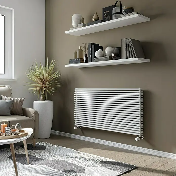 Ximax Raumheizkörper Triton DuplexB x H: 140 x 60 cm, Wärmeleistung bei Vorlauftemperatur von 75 °C (D: 50): 1.872 W - Weißer, horizontaler Heizkörper an der Wand unter Regalen. Stilvolles Design für ein modernes Zuhause.