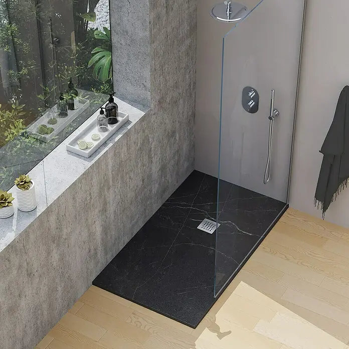 Camargue Duschwanne Marquina - L x B: 120 x 80 cm, Mineralguss, Schwarz - Elegante, schwarze Duschwanne mit Marmorierung in einem modernen Badezimmer mit Glasdusche und Holzboden.