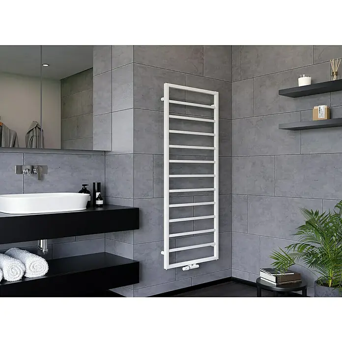 Ximax Badheizkörper Pure SlimB x H: 60 x 148 cm, Wärmeleistung bei Vorlauftemperatur von 75 °C (D: 50): 575 W, Weiß - Ein modernes Badezimmer mit einem weißen Handtuchwärmer an der grauen Wand, der für warme und trockene Handtücher sorgt.