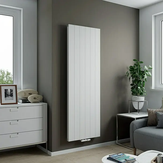 Ximax Designheizkörper Valeo - B x H: 600 x 1.800 mm, Wärmeleistung bei Vorlauftemperatur von 75 °C (D: 50): 1.479 W, Weiß - Bild eines modernen, weißen Heizkörpers an einer grauen Wand, der ein stilvolles Ambiente im Raum schafft.\n