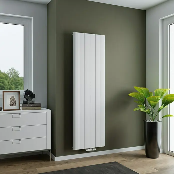 Ximax Designheizkörper Trigo - B x H: 565 x 1.800 mm, Wärmeleistung bei Vorlauftemperatur von 75 °C (D: 50): 1.151 W, Weiß - Ein moderner, weißer Heizkörper an einer stilvollen, olivgrünen Wand in einem eleganten Wohnraum.