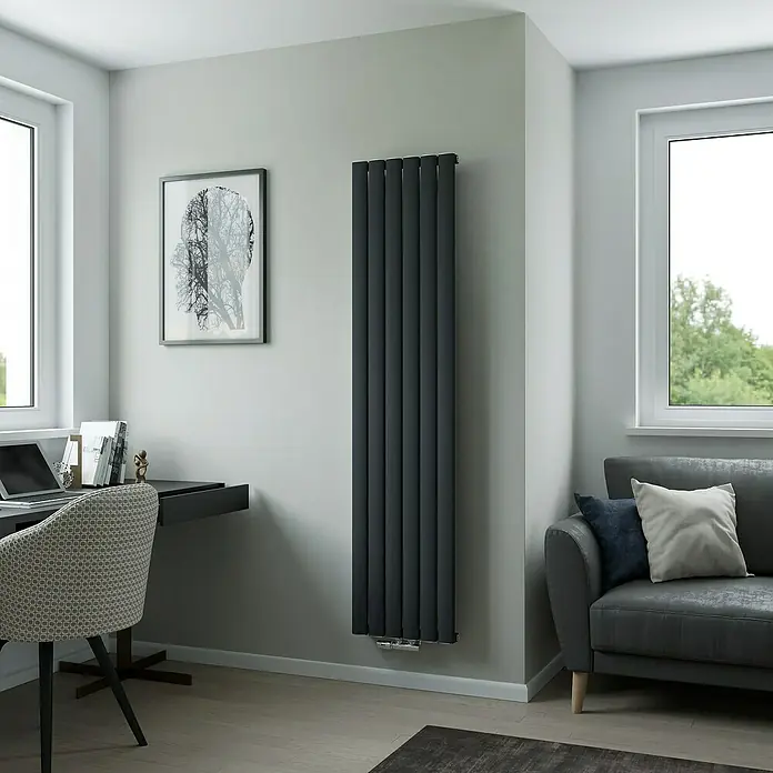 Ximax Designheizkörper Novus - B x H: 415 x 1.800 mm, Wärmeleistung bei Vorlauftemperatur von 75 °C (D: 50): 977 W, Anthrazit - Ein vertikaler, dunkler Heizkörper an der Wand, kombiniert Funktionalität mit modernem Design für ein stilvolles und warmes Zuhause.