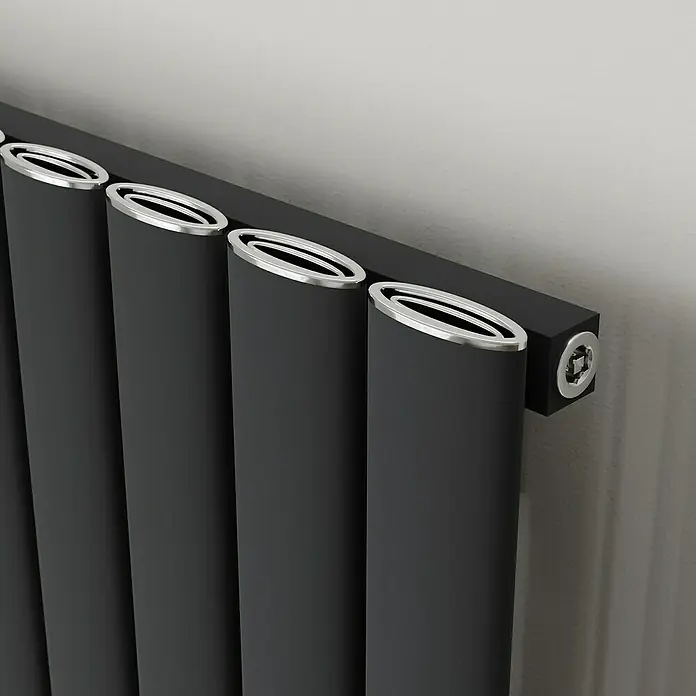 Ximax Designheizkörper Novus - B x H: 345 x 1.800 mm, Wärmeleistung bei Vorlauftemperatur von 75 °C (D: 50): 815 W, Anthrazit - Nahaufnahme eines modernen, schwarzen Heizkörpers mit silbernen Akzenten. Stilvolles Design für ein warmes Zuhause.