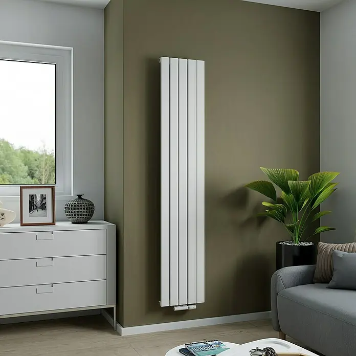 Ximax Designheizkörper Levis - B x H: 345 x 1.800 mm, Wärmeleistung bei Vorlauftemperatur von 75 °C (D: 50): 685 W, Weiß - Dieser Raum zeigt einen eleganten, weißen Heizkörper, der an einer grünen Wand montiert ist und für Wärme und Stil sorgt.