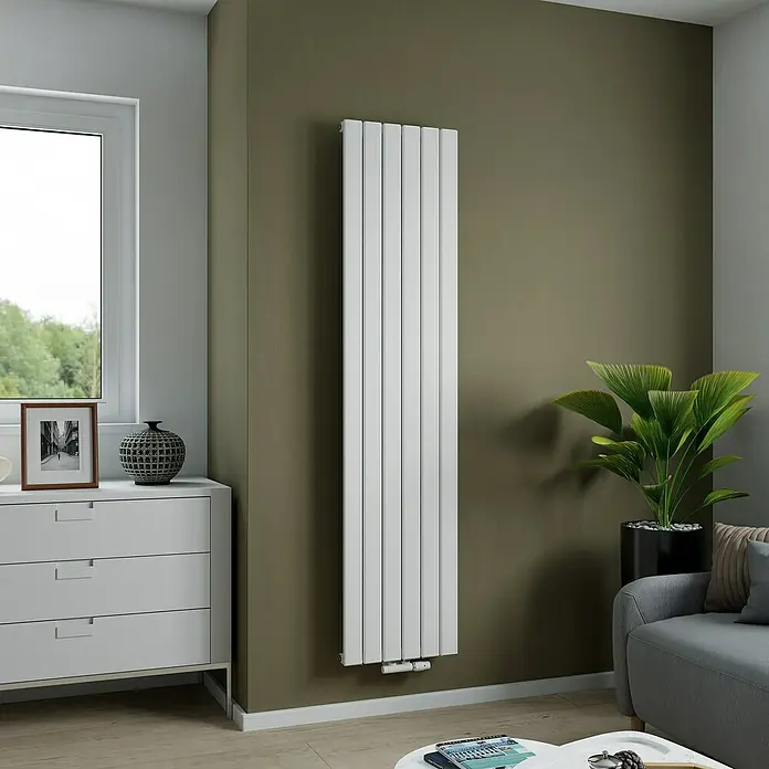 Ximax Designheizkörper Levis - B x H: 415 x 1.800 mm, Wärmeleistung bei Vorlauftemperatur von 75 °C (D: 50): 822 W, Weiß - Ein schlanker, weißer Heizkörper an einer olivgrünen Wand, der Wärme und modernes Design in den Raum bringt.