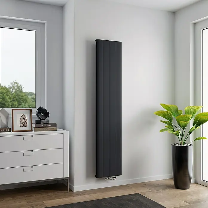 Ximax Designheizkörper Trigo - B x H: 375 x 1.800 mm, Wärmeleistung bei Vorlauftemperatur von 75 °C (D: 50): 768 W, Anthrazit - Bild eines modernen, schwarzen Heizkörpers an einer weißen Wand, der ein elegantes und minimalistisches Design im Raum betont.