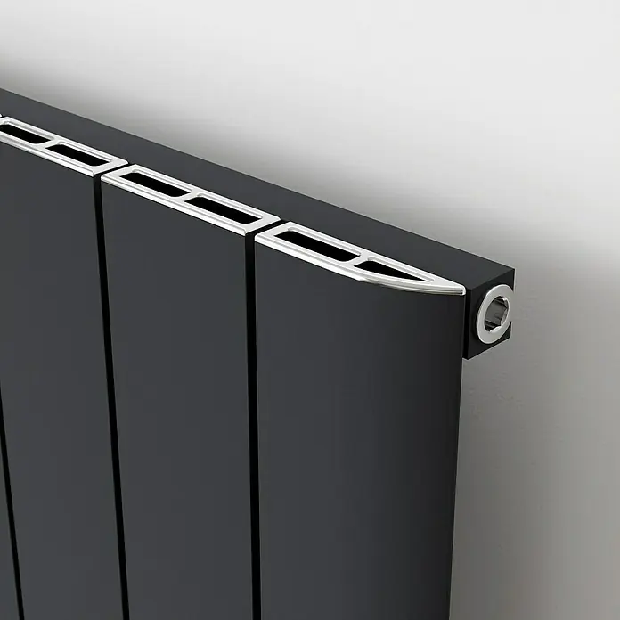 Ximax Designheizkörper Trigo - B x H: 565 x 1.800 mm, Wärmeleistung bei Vorlauftemperatur von 75 °C (D: 50): 1.151 W, Anthrazit - Nahaufnahme eines stilvollen, schwarzen Heizkörpers mit silbernen Akzenten, der Wärme und modernes Design vereint.