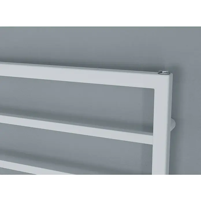 Ximax Badheizkörper Pure Slim - B x H: 600 x 1.720 mm, Wärmeleistung bei Vorlauftemperatur von 75 °C (D: 50): 664 W, Weiß - Nahaufnahme eines weißen Handtuchwärmers, der an einer grauen Wand befestigt ist, mit einem sichtbaren Bolzen.