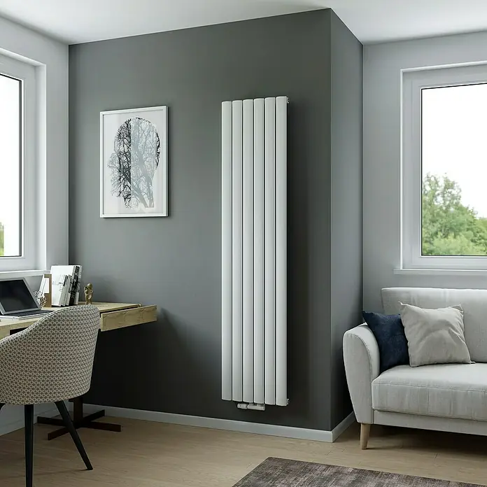Ximax Designheizkörper Novus - B x H: 415 x 1.800 mm, Wärmeleistung bei Vorlauftemperatur von 75 °C (D: 50): 977 W, Weiß - Moderner weißer Heizkörper, vertikal an einer grauen Wand montiert, fügt sich nahtlos in ein stilvolles Interieur ein.