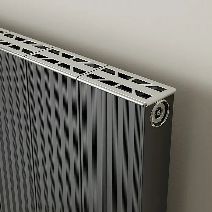 Ximax Designheizkörper Valeo - B x H: 600 x 1.800 mm, Wärmeleistung bei Vorlauftemperatur von 75 °C (D: 50): 1.479 W, Anthrazit - Nahaufnahme eines modernen grauen Heizkörpers mit stilvollem Design und silbernen Akzenten für ein elegantes Ambiente.