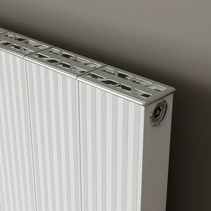 Ximax Designheizkörper Valeo - B x H: 500 x 1.800 mm, Wärmeleistung bei Vorlauftemperatur von 75 °C (D: 50): 1.233 W, Weiß - Nahaufnahme eines modernen Heizkörpers mit weißer Oberfläche und silberner Abdeckung.