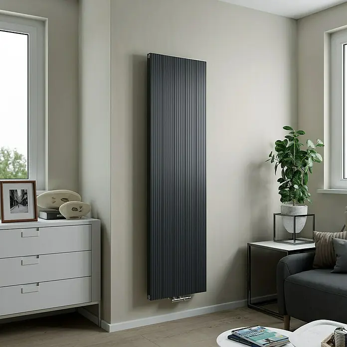 Ximax Designheizkörper Valeo - B x H: 500 x 1.800 mm, Wärmeleistung bei Vorlauftemperatur von 75 °C (D: 50): 1.233 W, Anthrazit - Ein vertikaler, gerippter Heizkörper in Anthrazit fügt sich nahtlos in ein modernes Wohnzimmer ein. Elegantes Design für Wärme und Stil.