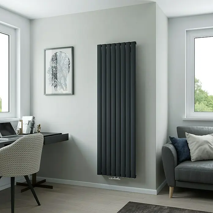 Ximax Designheizkörper Novus - B x H: 555 x 1.800 mm, Wärmeleistung bei Vorlauftemperatur von 75 °C (D: 50): 1.303 W, Anthrazit - Ein modernes Zimmer mit einem stilvollen, senkrechten Heizkörper in Anthrazit an der Wand, der Wärme und Design vereint.