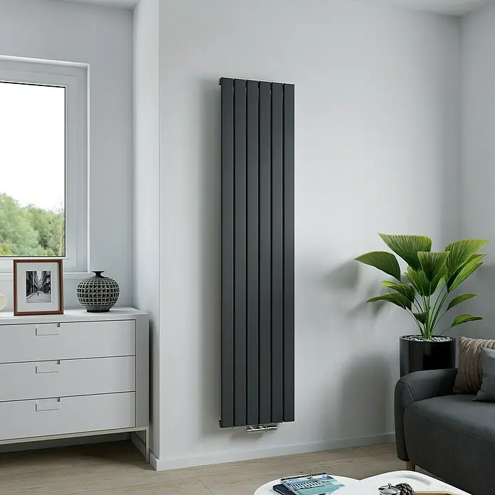 Ximax Designheizkörper Levis - B x H: 415 x 1.800 mm, Wärmeleistung bei Vorlauftemperatur von 75 °C (D: 50): 822 W, Anthrazit - Modernes Interieur mit einem vertikalen Paneelheizkörper in Anthrazit, der stilvolle Wärme und ein elegantes Design in den Raum bringt.