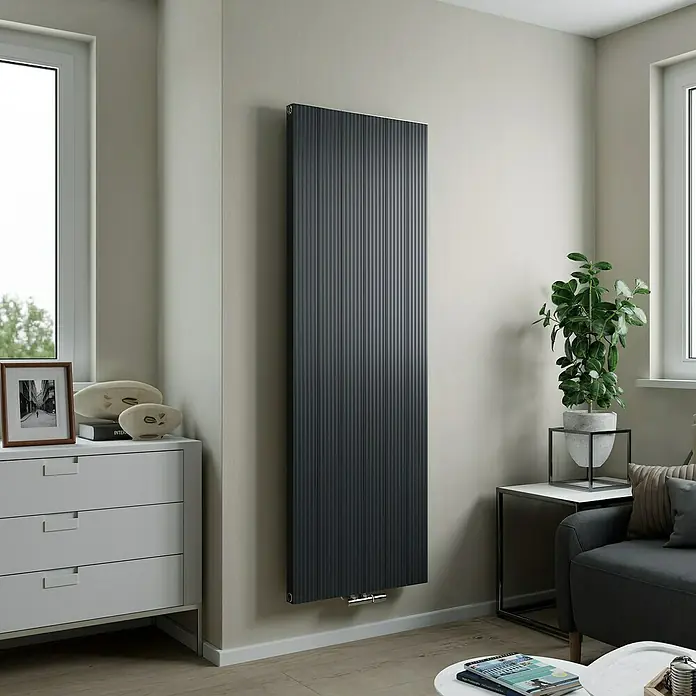 Ximax Designheizkörper Valeo - B x H: 600 x 1.800 mm, Wärmeleistung bei Vorlauftemperatur von 75 °C (D: 50): 1.479 W, Anthrazit - Ein modernes, vertikales Heizpaneel in einem eleganten, minimalistischen Wohnraum, das Wärme und Stil vereint.