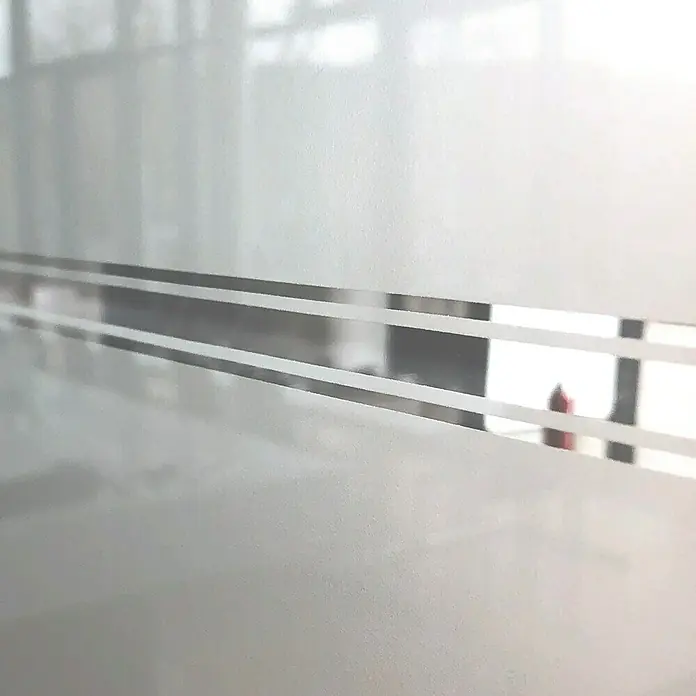 Diamond Doors Glasdrehtür Jubidoor 6.0 - 834 x 1.972 mm, DIN Rechts, Einscheibensicherheitsglas (ESG) - Nahaufnahme einer mattierten Glasscheibe mit zwei horizontalen klaren Streifen, die Einblicke ins Innere ermöglichen. Fokus auf Design und Privatsphäre.