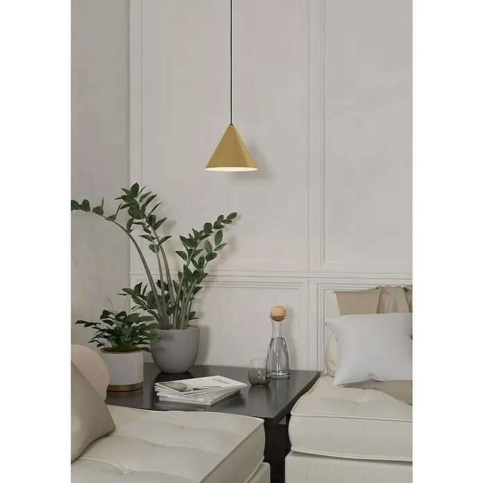 Eglo Pendelleuchte rund NARICES - 40 W, Ø x H: 220 mm x 110 cm, Schwarz, E27 - Elegante kegelförmige Pendelleuchte in Goldfarben über einem stilvollen Beistelltisch mit Pflanzen und Dekoration.