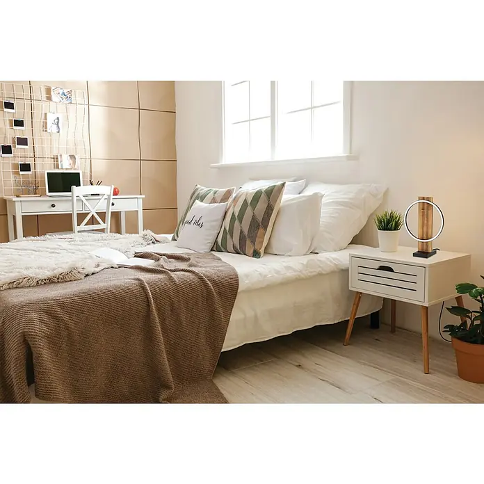 Eglo Boyal Lámpara de sobremesa LED - 12 W, L x An x Al: 30 x 15 x 42,5 cm, Negro, Blanco cálido - Un dormitorio con una mesita de noche moderna con una lámpara elegante que emite una luz cálida, perfecta para crear un ambiente acogedor.