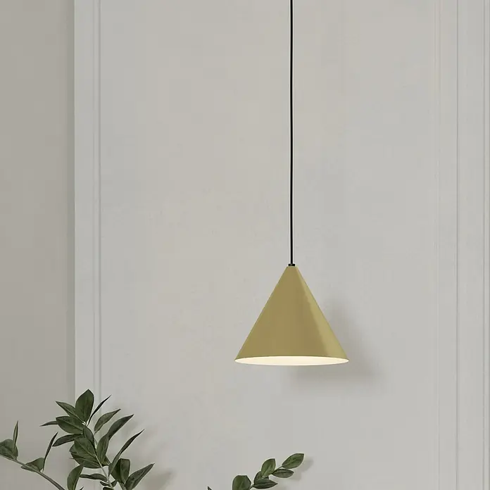 Eglo Pendelleuchte rund NARICES - 40 W, Ø x H: 220 mm x 110 cm, Schwarz, E27 - Eine moderne, goldfarbene Kegel-Pendelleuchte hängt vor einer schlichten, weißen Wand mit Zierleisten und einer grünen Pflanze im Vordergrund.