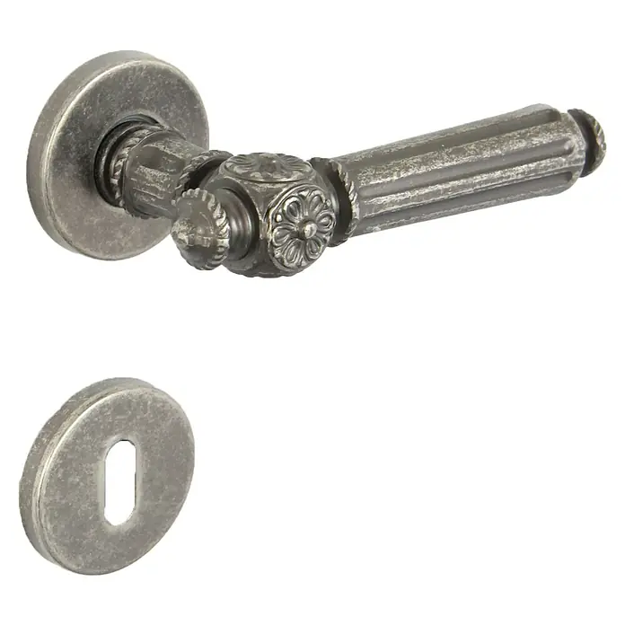 Diamond Doors Classic Zimmertürgarnitur Augusta - Stärke Tür: 40 mm - 45 mm, Antik, Buntbart - Eine antike Türgarnitur in Silberoptik mit einem verzierten Griff und passendem Schlüsselloch. Elegantes Design für stilvolle Türen.