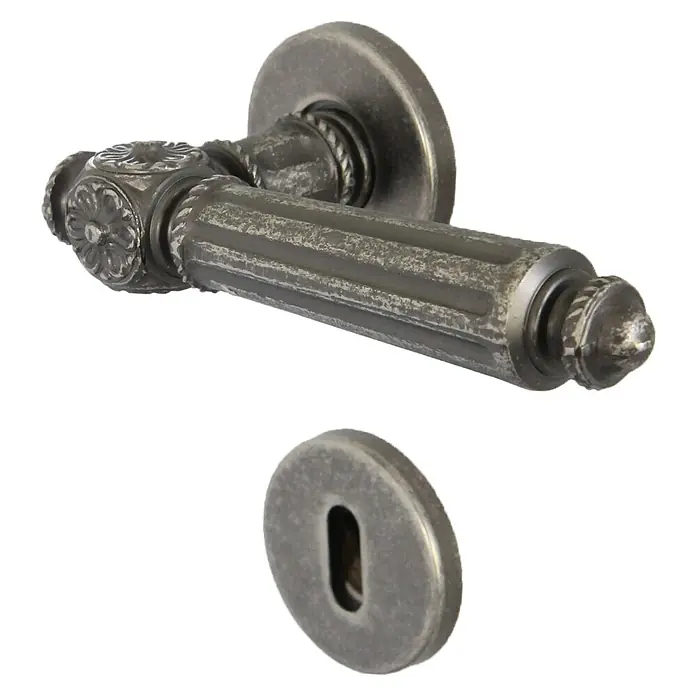 Diamond Doors Classic Zimmertürgarnitur Augusta - Stärke Tür: 40 mm - 45 mm, Antik, Buntbart - Elegante Türklinke aus Eisen mit dekorativen Elementen und passendem Schlüsselloch. Ein stilvolles Detail für jede Tür.