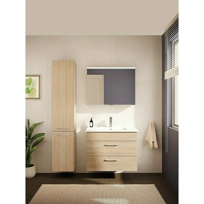 Camargue Aurinia Hochschrank - 35 x 32 x 176 cm, Natural Oak, DIN Anschlag: Links - Ein modernes Badezimmer-Ensemble mit einem Waschtischunterschrank, einem Spiegelschrank und einem Hochschrank in Holzoptik.