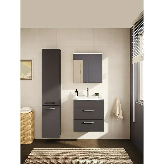Camargue Aurinia Hochschrank - 35 x 32 x 176 cm, Anthrazit, DIN Anschlag: Links - Modernes Badezimmer-Interieur mit einem grauen Waschtischunterschrank, einem Spiegelschrank und einem Hochschrank. Perfekte Kombination aus Stil und Funktionalität.