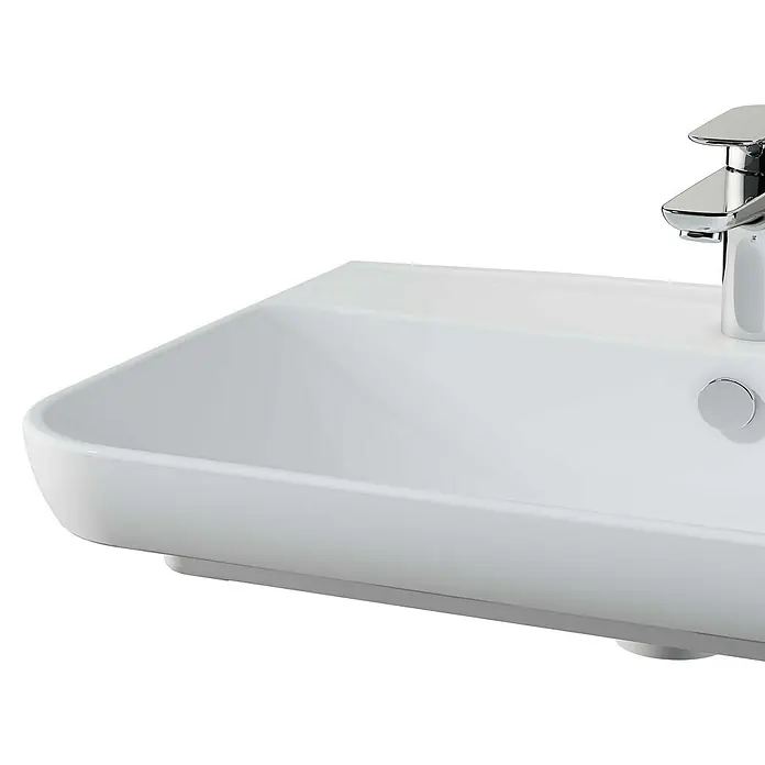 VitrA Sento Waschtisch - 63 x 48,5 cm, Weiß - Detailansicht eines modernen, weißen Aufsatzwaschbeckens mit Armatur. Elegantes Design für ein stilvolles Badezimmer.